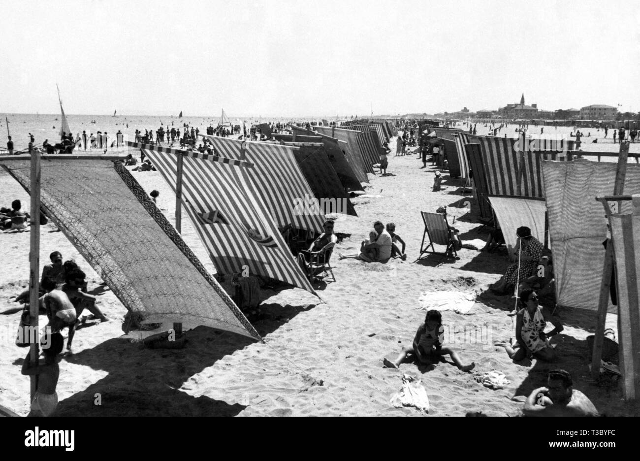 Tenda sulla spiaggia, Italia, 1950-60 Foto Stock