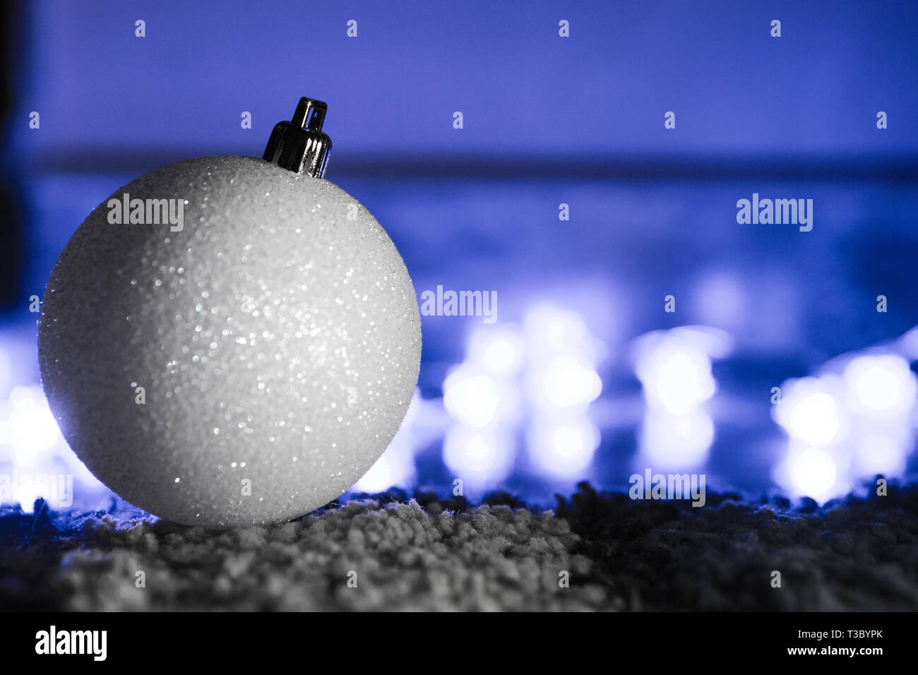 Bianco Natale.Vivace Bianco Natale Ornamento Close Up Foto Stock Alamy