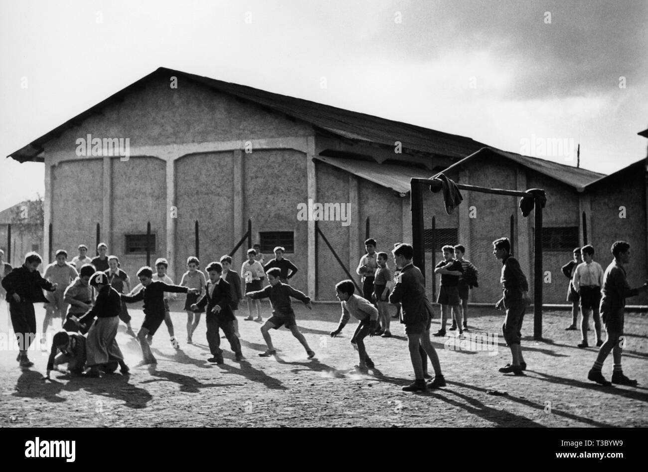 I bambini che giocano a calcio, 1952 Foto Stock