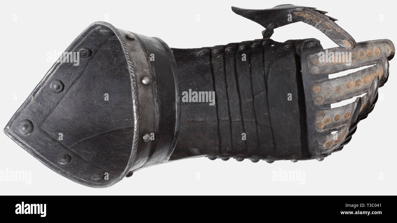 Una coppia di tedesco in bianco e nero dita gauntlets, circa 1580 metacarpo articolato di cinque lames con cablato sollevata la protezione dello snodo. Dito articolato difese e incernierata targhe pollice. Bracciali appuntita impostato con girato sotto e una cordata bordo. L'armeria marchio costituito da tre punti in corrispondenza del bordo. Lunghezza 35 cm ciascuno. storica, storica del XVI secolo, bracci difensivo, armi, armi, arma, braccio, dispositivo di combattimento, oggetto, oggetti, alambicchi, clipping, clippings, tagliate, cut-out, ritagli arnese, attrezzature, utensili, placcatura, armour-placcatura,, Additional-Rights-Clearance-Info-Not-Available Foto Stock