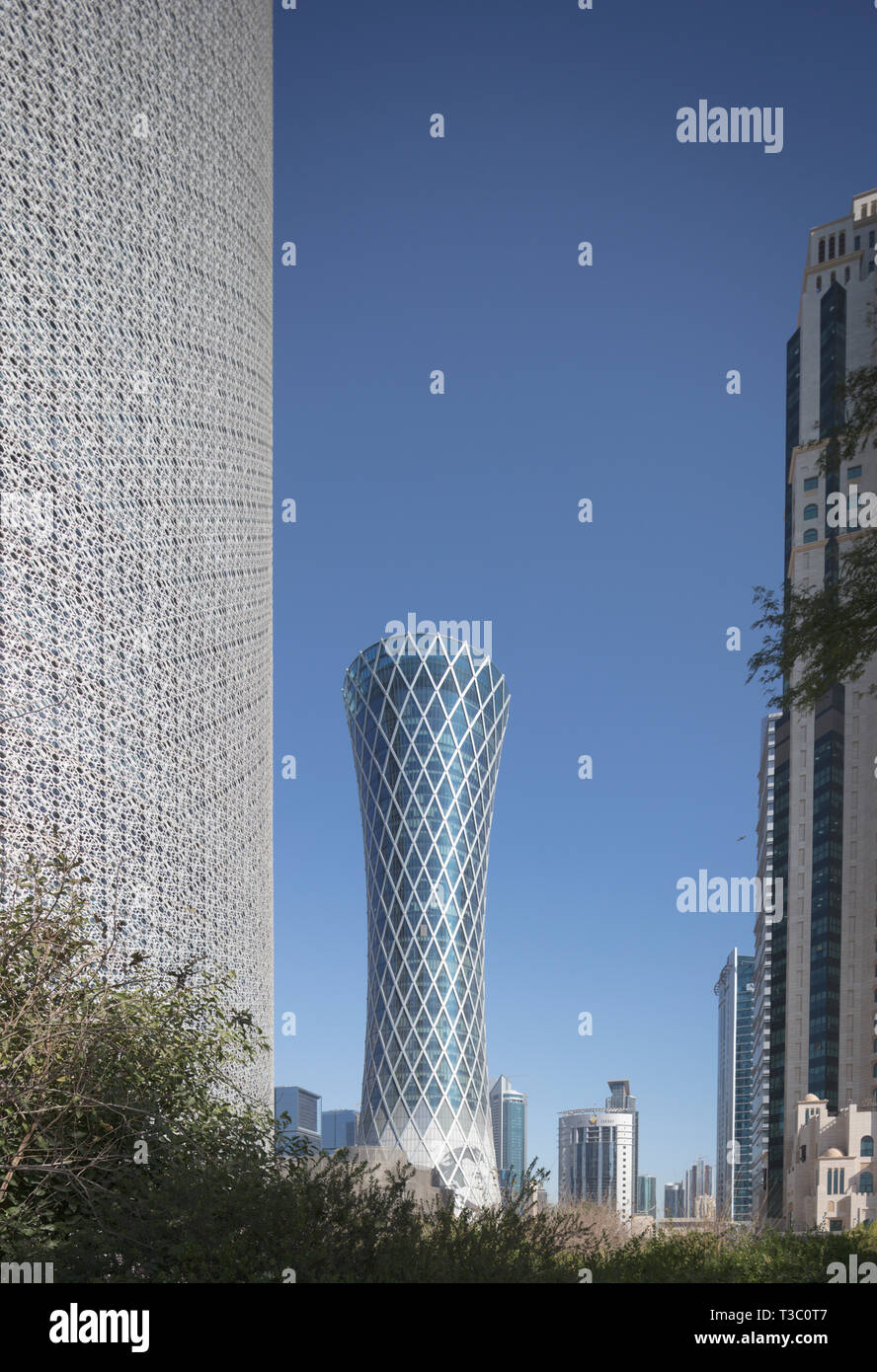 Il Tornado Tower, chiamata anche Torre QIPCO, un alto grattacielo ufficio nella città di Doha, in Qatar. Foto Stock