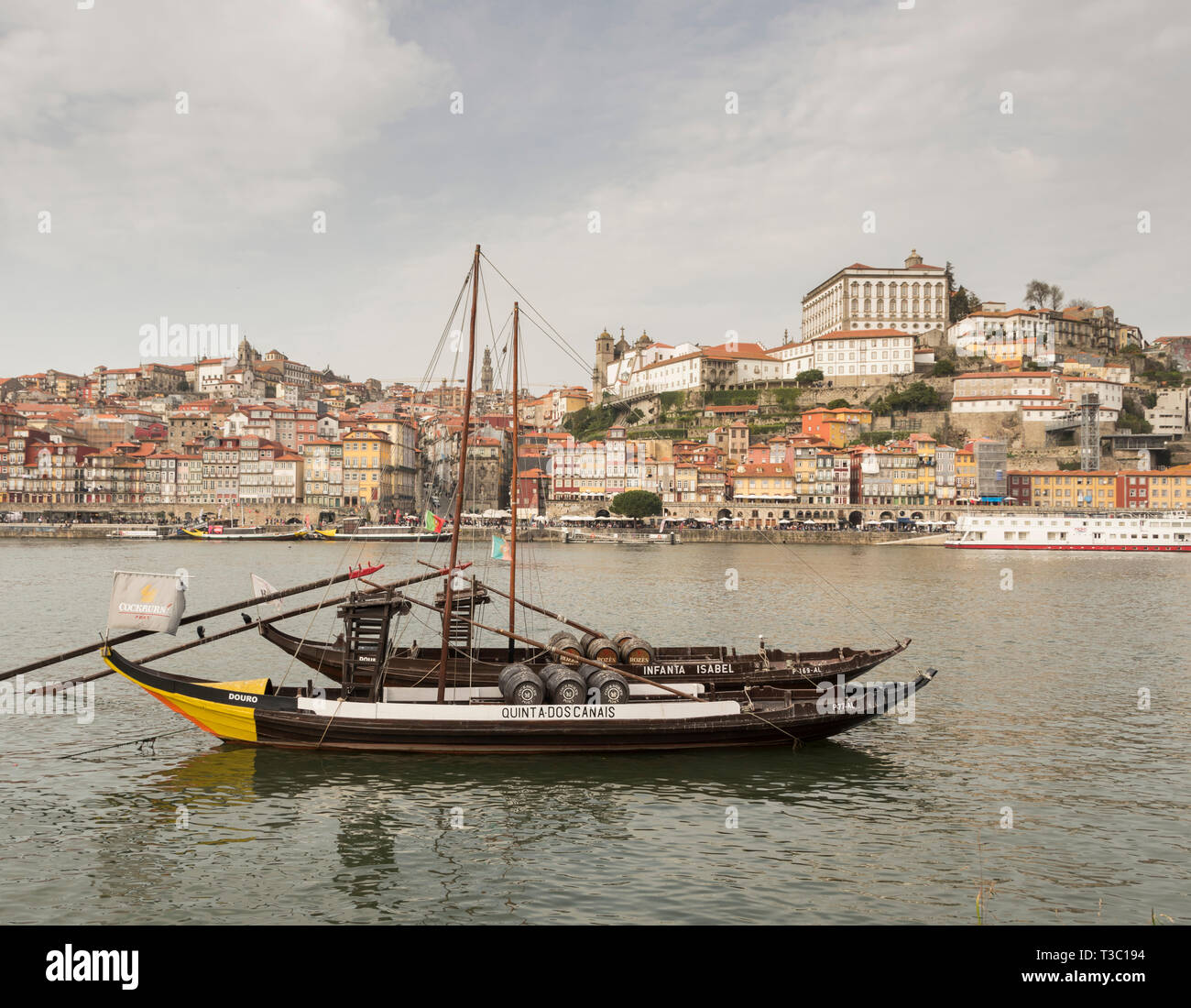 Barche tradizionali utilizzati per trasportare il prezioso carico di barili di porto giù il fiume Douro, a Porto, Portogallo Foto Stock