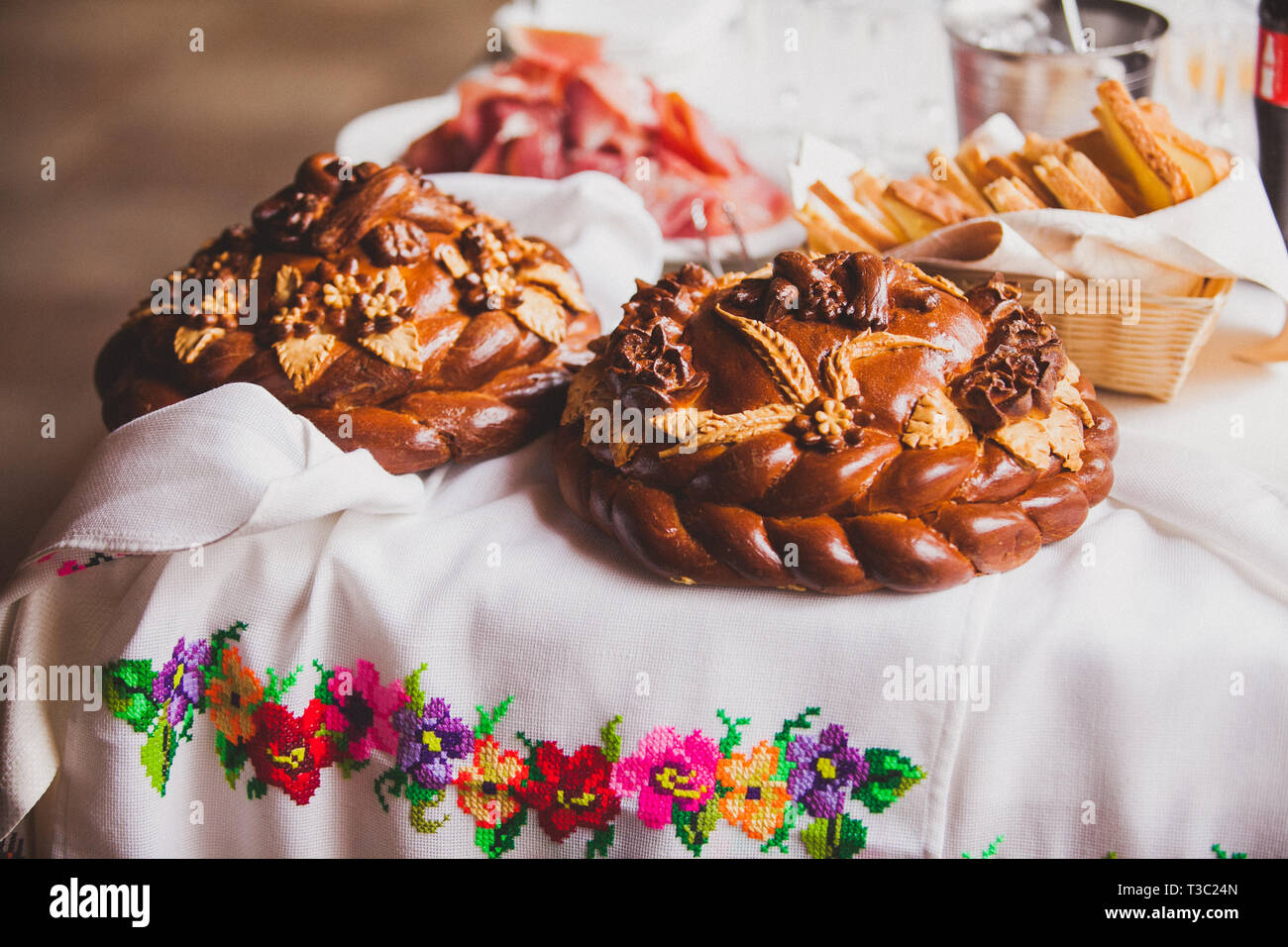 Russo torta di nozze, grande pane. Russo cerimonia di nozze Foto Stock