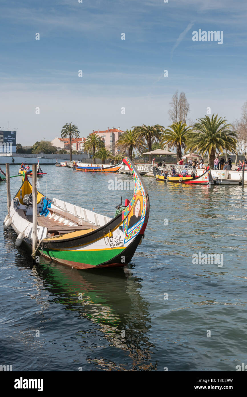 La pesca tradizionale barche usate per dare ai turisti gite sui canali di Aveiro, Portogallo. Foto Stock