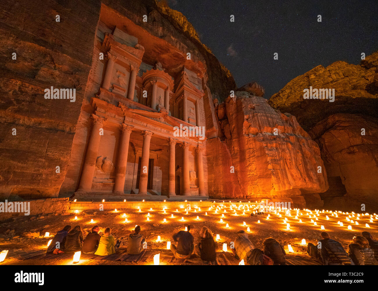 Petra di notte a lume di candela evento turistico presso il Tesoro (Al Khazneh), Petra, Giordania, UNESCO Foto Stock