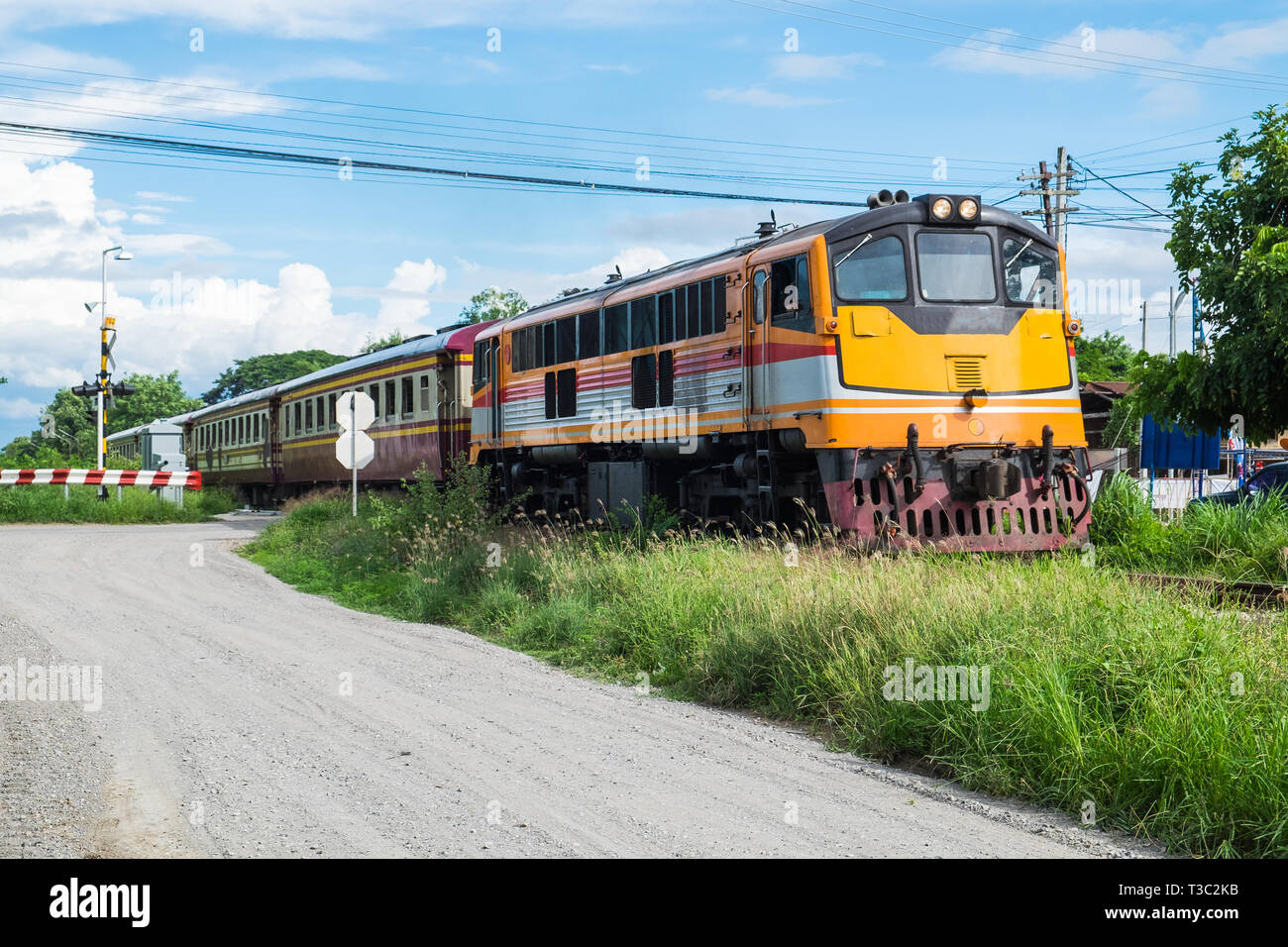 Treno ferrovia giallo identità bellissimo a Kanchanaburi Foto Stock