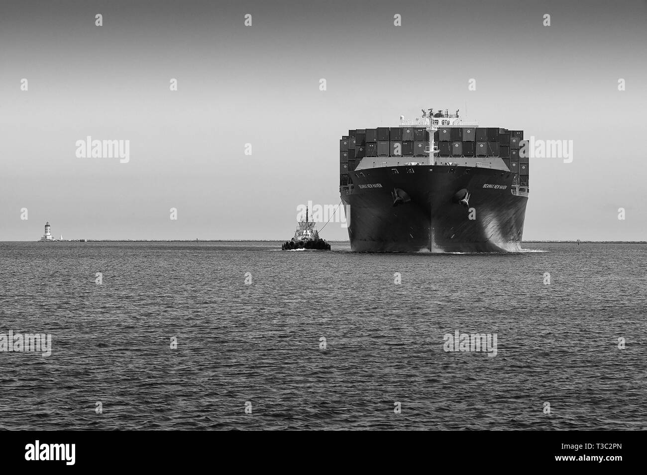 Immagine in bianco e nero della nave portacontainer, SEAMAX NEW HAVEN, che entra nel canale principale di Los Angeles nel porto di Los Angeles, California, USA. Foto Stock