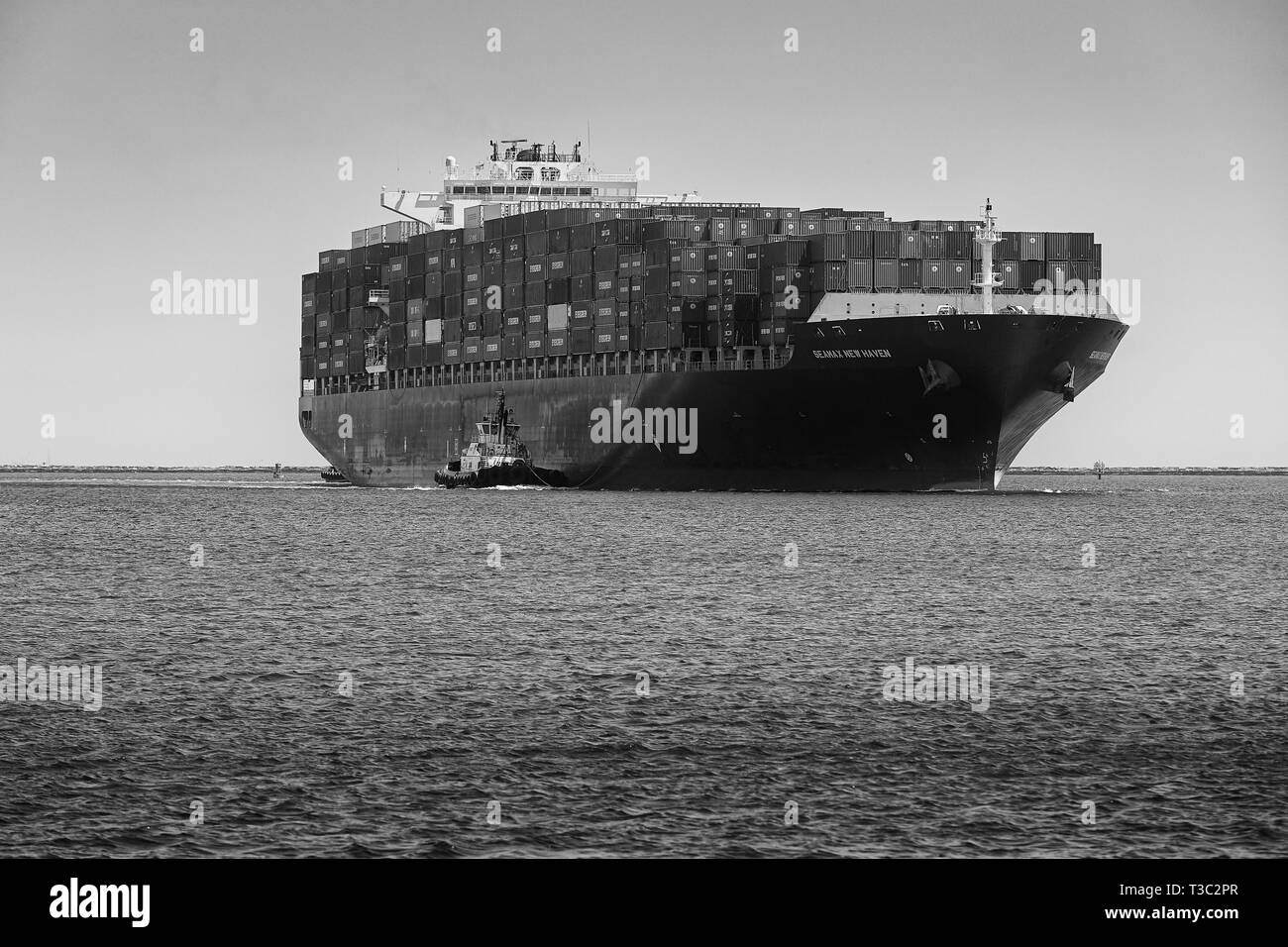 Foto in bianco e nero della nave portacontainer, SEAMAX NEW HAVEN, che entra nel canale principale di Los Angeles nel porto di Los Angeles, California, USA. Foto Stock