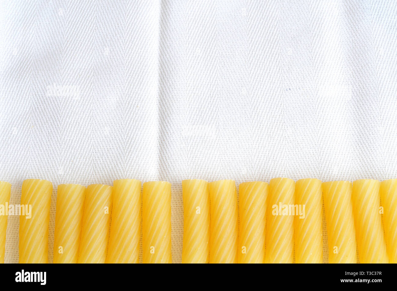 Bella cornice di materie maccheroni, tipica pasta italiana chiamato maccheroni, concept per il cibo italiano o della cucina italiana, grande sala di testo Foto Stock