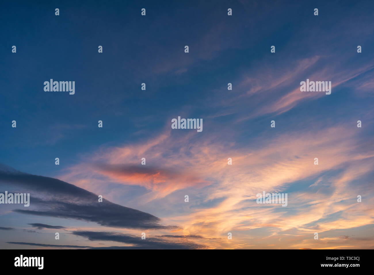 Bel tramonto Cielo sopra le nuvole con luce drammatica. Cabina vista dall'aereo Foto Stock