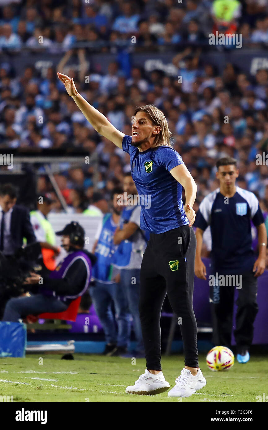 Buenos Aires, Argentina - 07 Aprile 2019: Sebastian Beccacece (pullman di Defensa y Justicia) a dare indicazioni e ottenere il 2 ° posto nella tournam Foto Stock