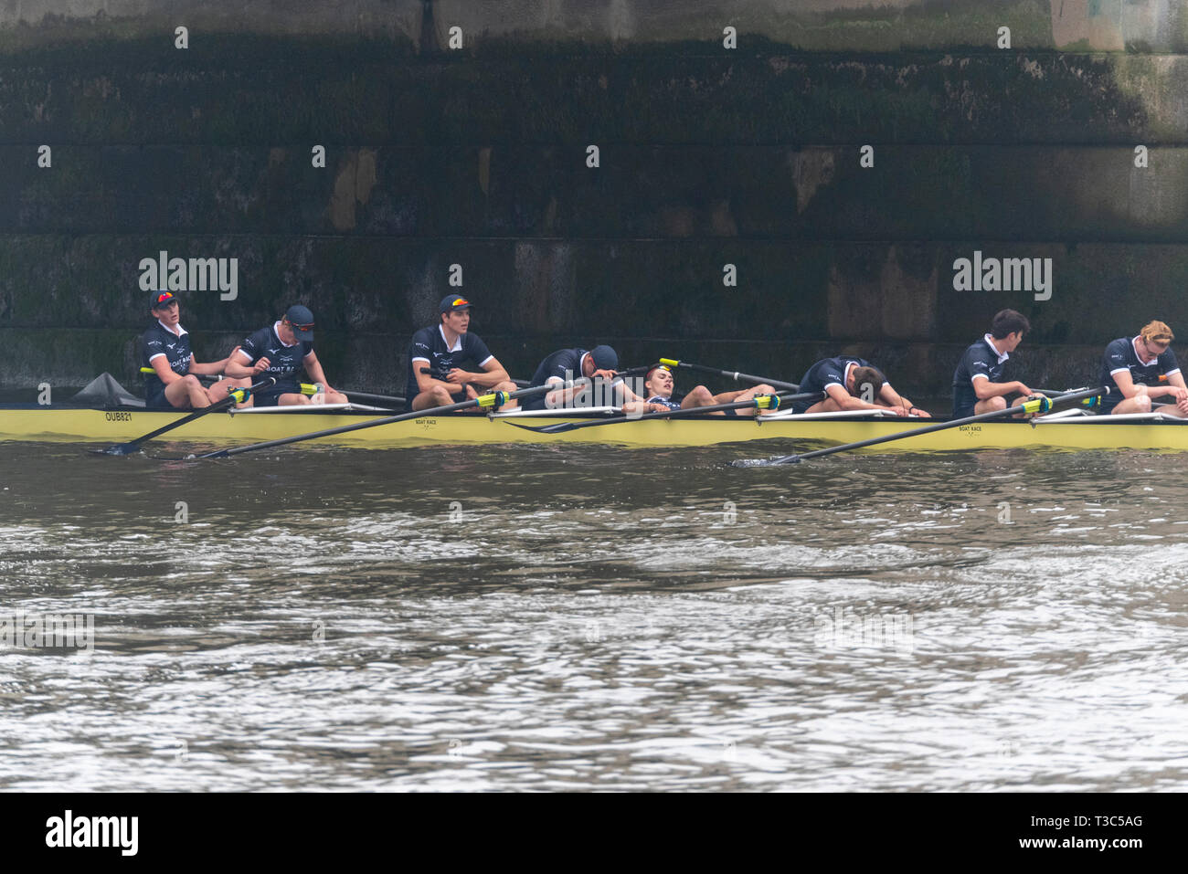 Gli uomini della riserva gara Cambridge v Oxford Goldie v Isis al 2019 University Boat Race al traguardo Mortlake, Londra, Regno Unito. Perdenti, sconfitto Foto Stock