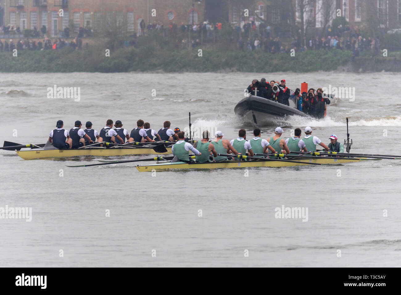 Oxford v Cambridge al 2019 University Boat Race racing verso la linea di finitura Mortlake, Londra, Regno Unito. Il boat race team di canottaggio sul fiume Tamigi Foto Stock