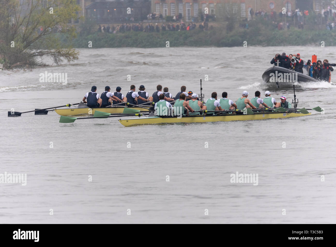 Oxford v Cambridge al 2019 University Boat Race racing verso la linea di finitura Mortlake, Londra, Regno Unito. Il boat race team di canottaggio sul fiume Tamigi Foto Stock