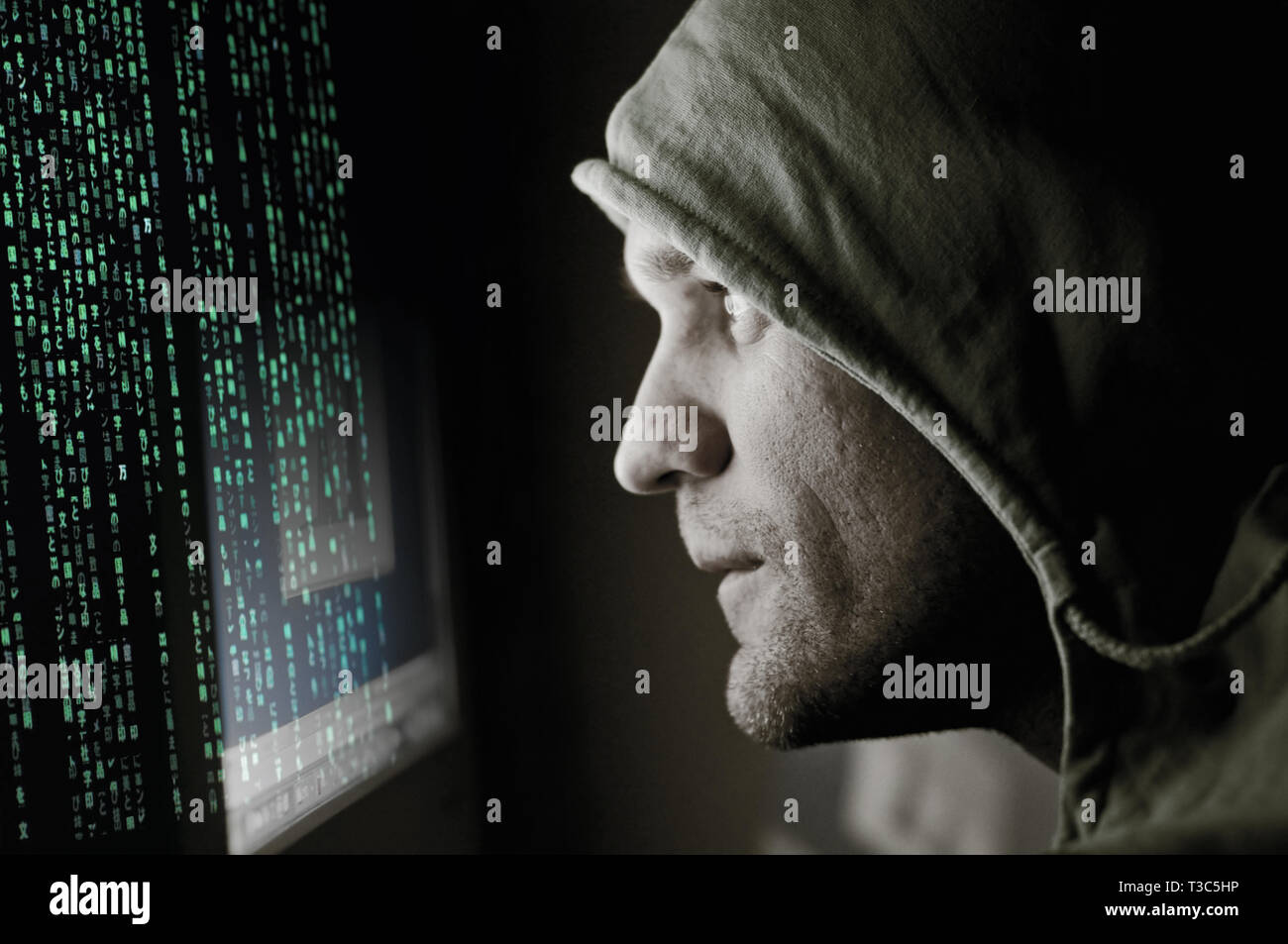 Hacker nella parte anteriore del computer Foto Stock