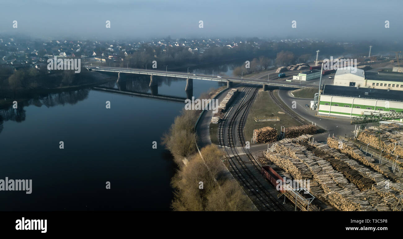 Ponte sul fiume, vista della fabbrica e la città dal quadcopter Foto Stock