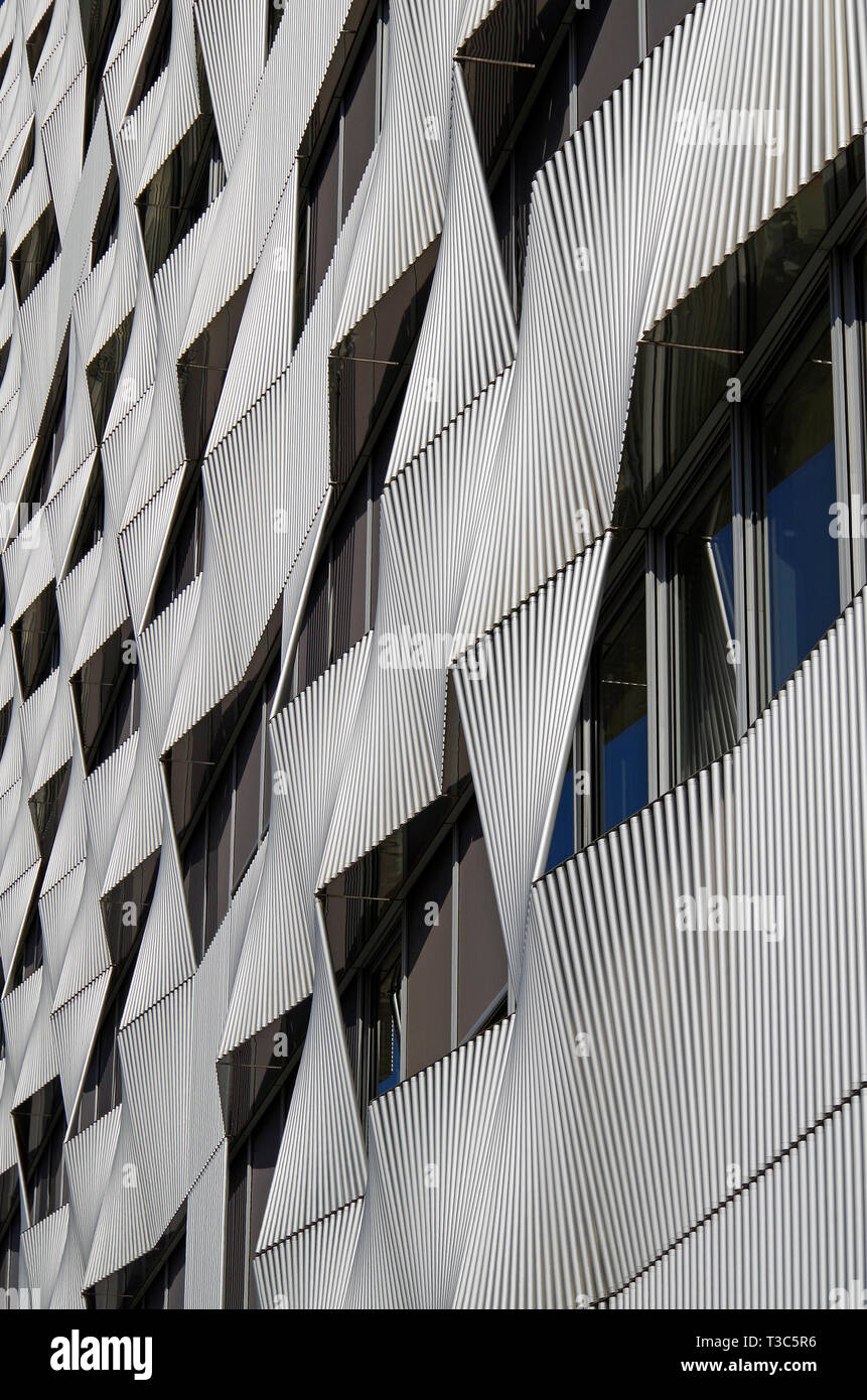 Parigi, Francia. Un edificio a 10 piani con straordinaria del rivestimento di pannelli sfaccettato di altamente Tubi lucidati creazione di ottica scintillante Foto Stock
