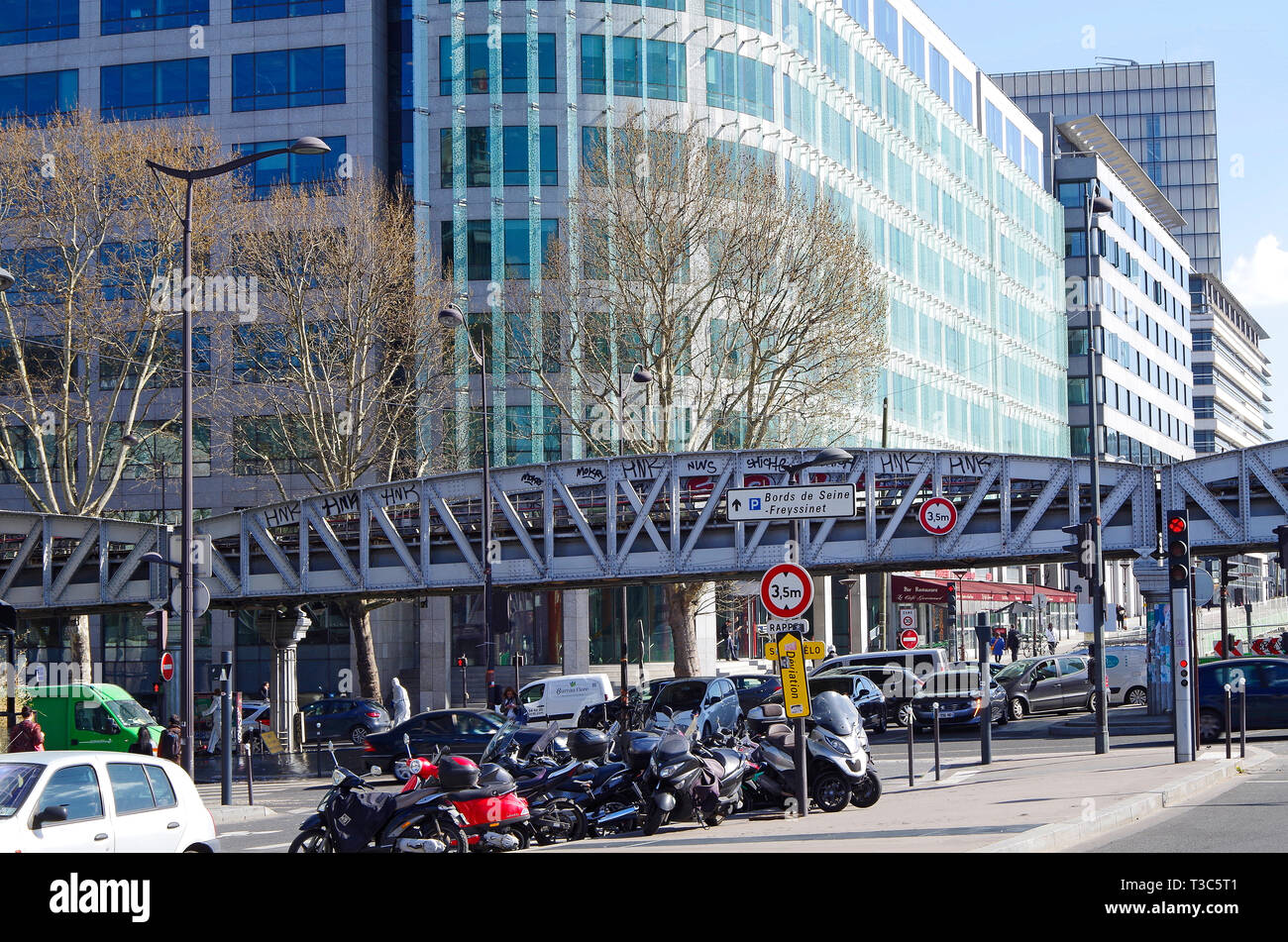 Edifici per uffici su Avenue de France, la principale arteria della ZAC Rive Gauche, a 9 miliardi di euro la riqualificazione dell'ex ferrovia terre accanto alla Senna Foto Stock