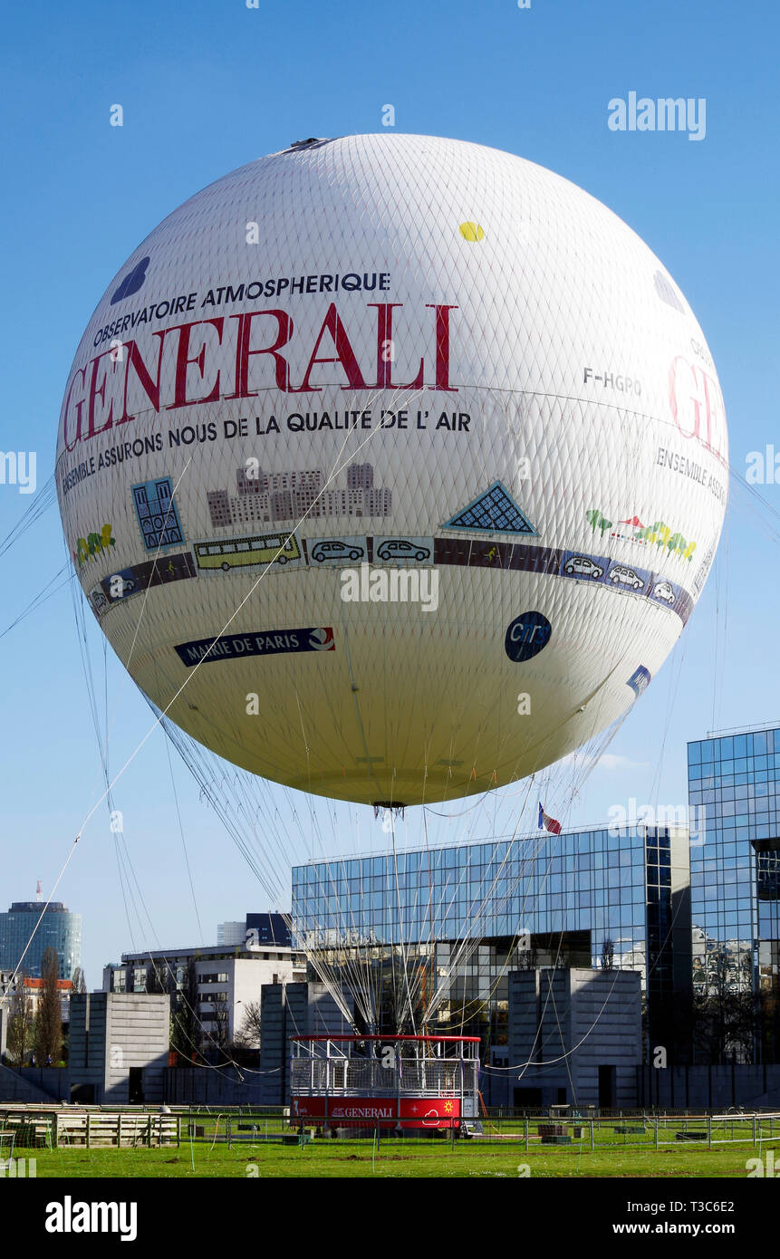 Il Ballon Generali, un tethered palloncino elio, che è un attrazione turistica e un cartellone pubblicitario nel Parc André Citroen, Parigi Francia. Foto Stock