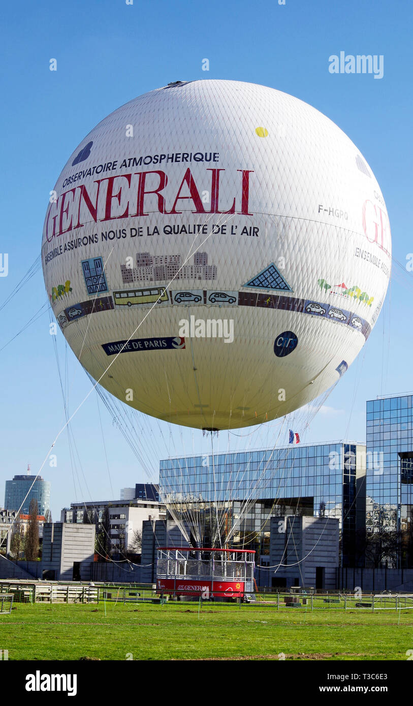 Il Ballon Generali, un tethered palloncino elio, che è un attrazione turistica e un cartellone pubblicitario nel Parc André Citroen, Parigi Francia. Foto Stock