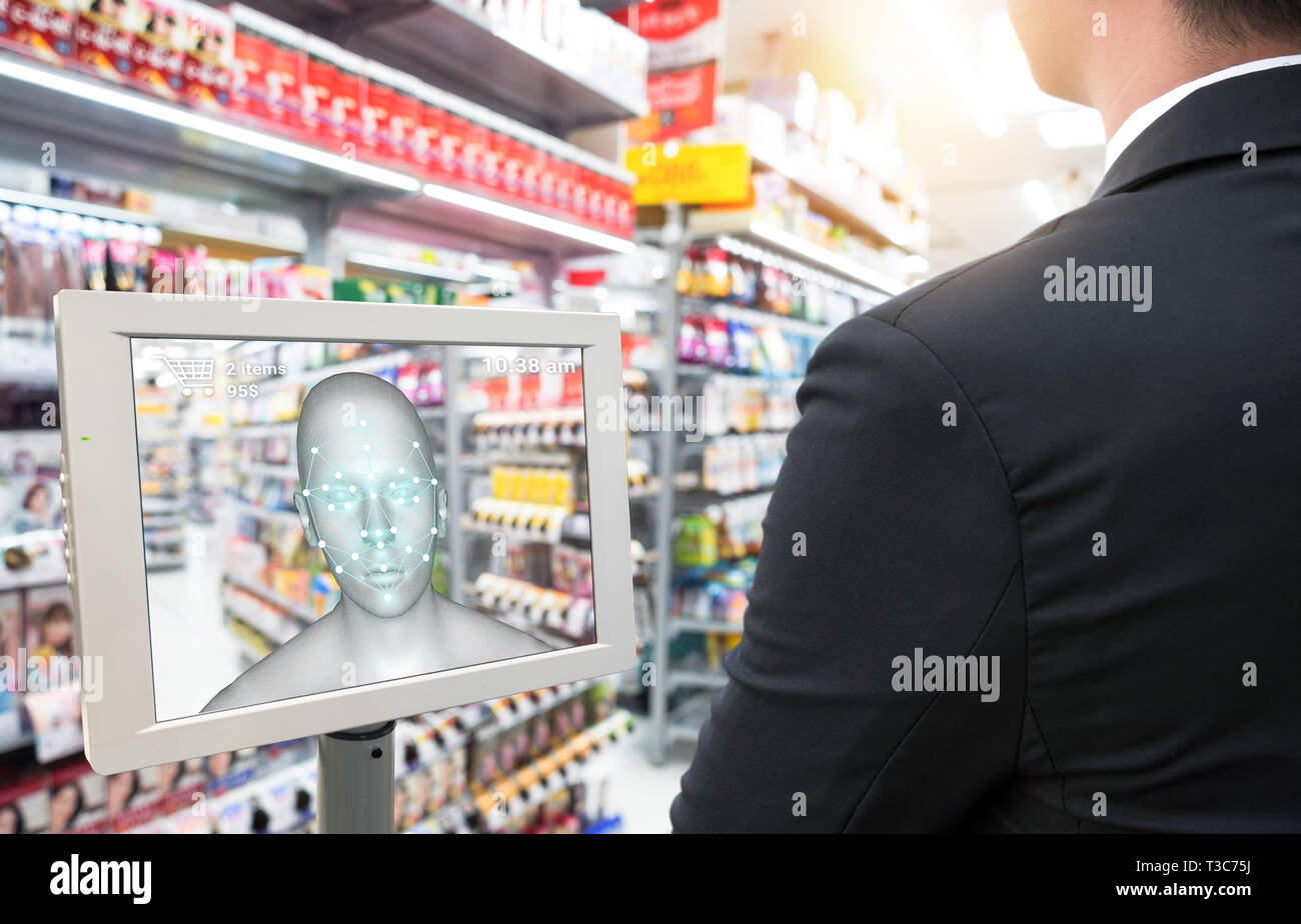 Smart retail nel futuristico iot utilizza i concetti di tecnologia. Il cliente utilizza il riconoscimento facciale applicazione per accedere al sistema per acquistare,ricerca prezzo speciale pro Foto Stock
