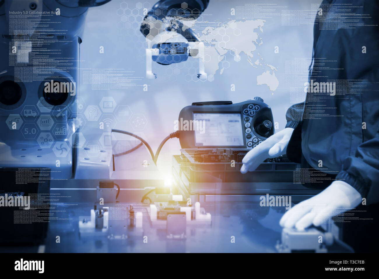 L'industria 4.0, 5.0 collaborativa tecnologia robot , nuovo rapporto tra uomo e robot lato macchina ,la personalizzazione di massa, produttività customizati Foto Stock