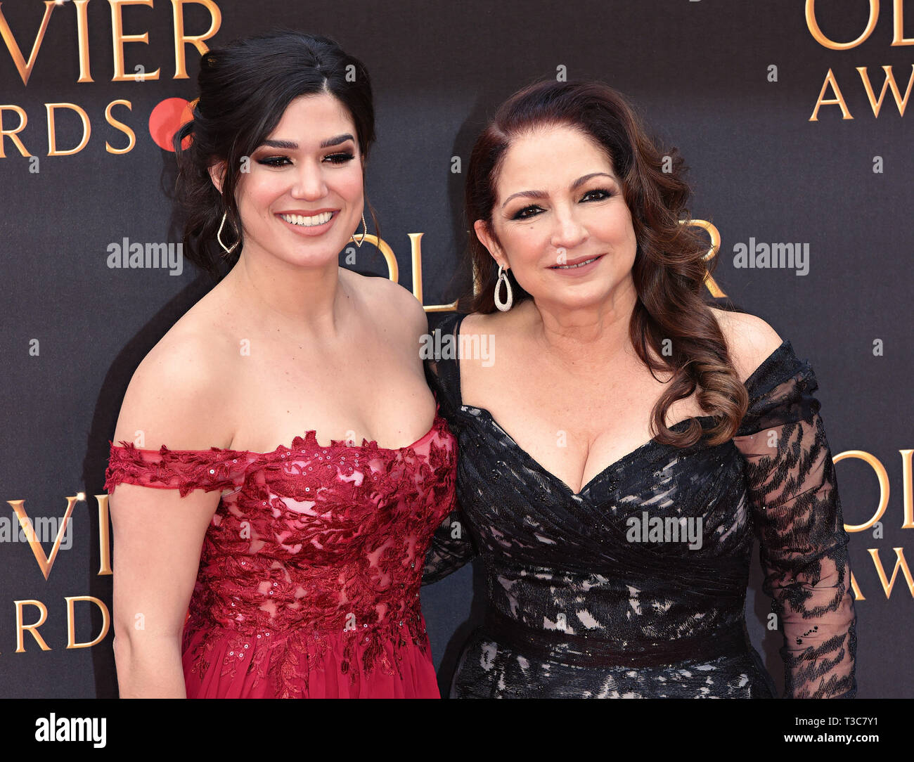 Christie Prades e Gloria Estefan sono visti sul tappeto rosso durante l'Olivier Awards 2019 con Mastercard presso la Royal Albert Hall di Londra. Foto Stock
