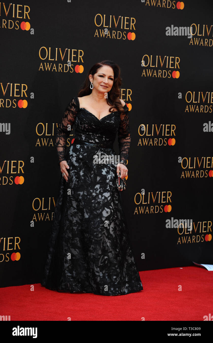 Gloria Estefan visto sul tappeto rosso durante l'Olivier awards presso la Royal Albert Hall di Londra. Foto Stock