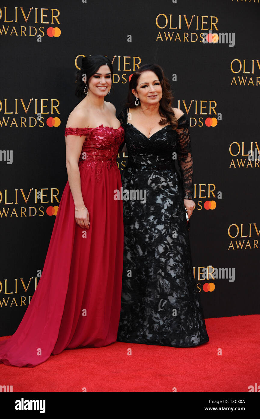 Gloria Estefan con un guest sono visti sul tappeto rosso durante l'Olivier awards presso la Royal Albert Hall di Londra. Foto Stock