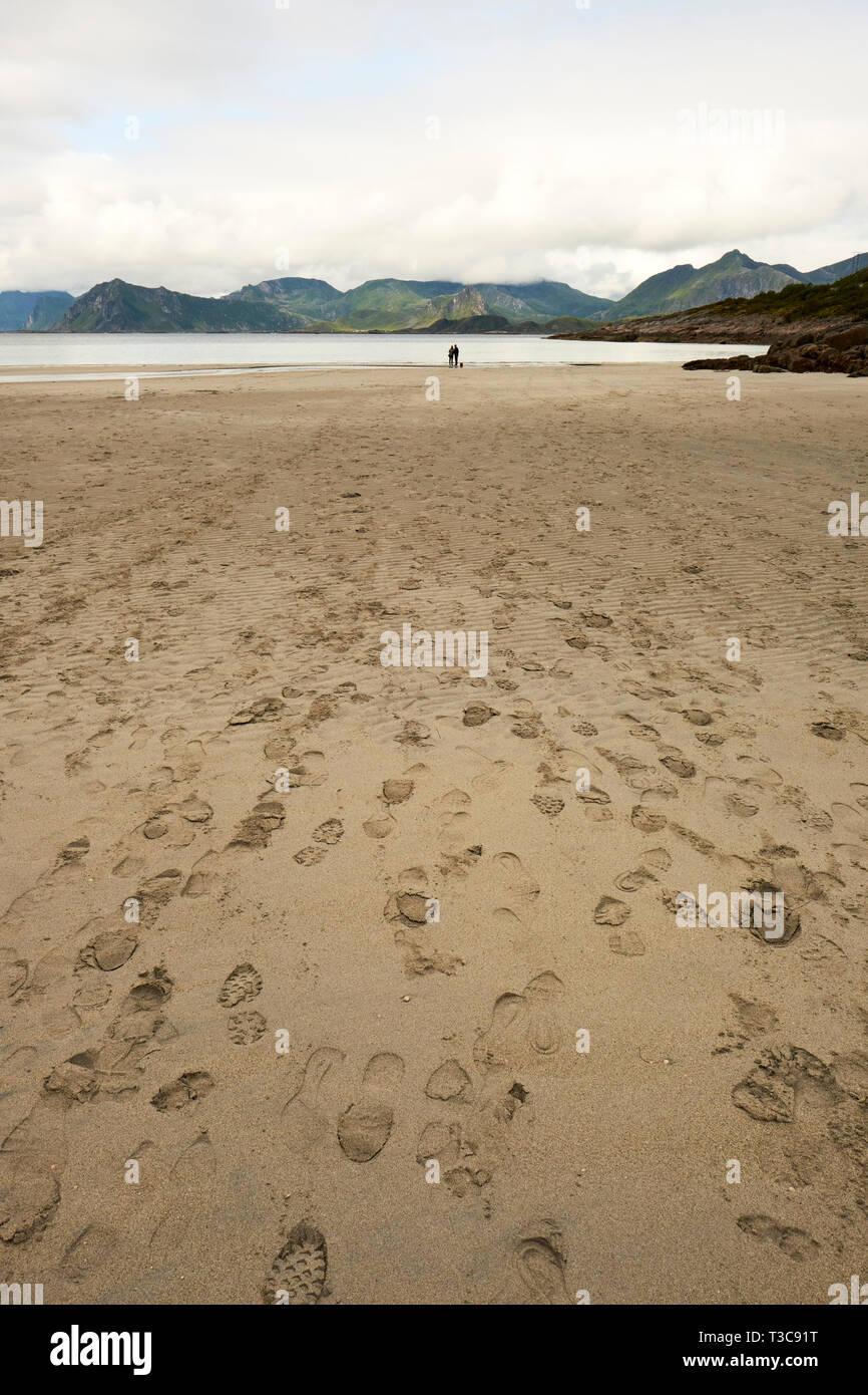 Un popolare occupato spiaggia sabbiosa con footprint turistici nelle Isole Lofoten in Norvegia settentrionale Foto Stock