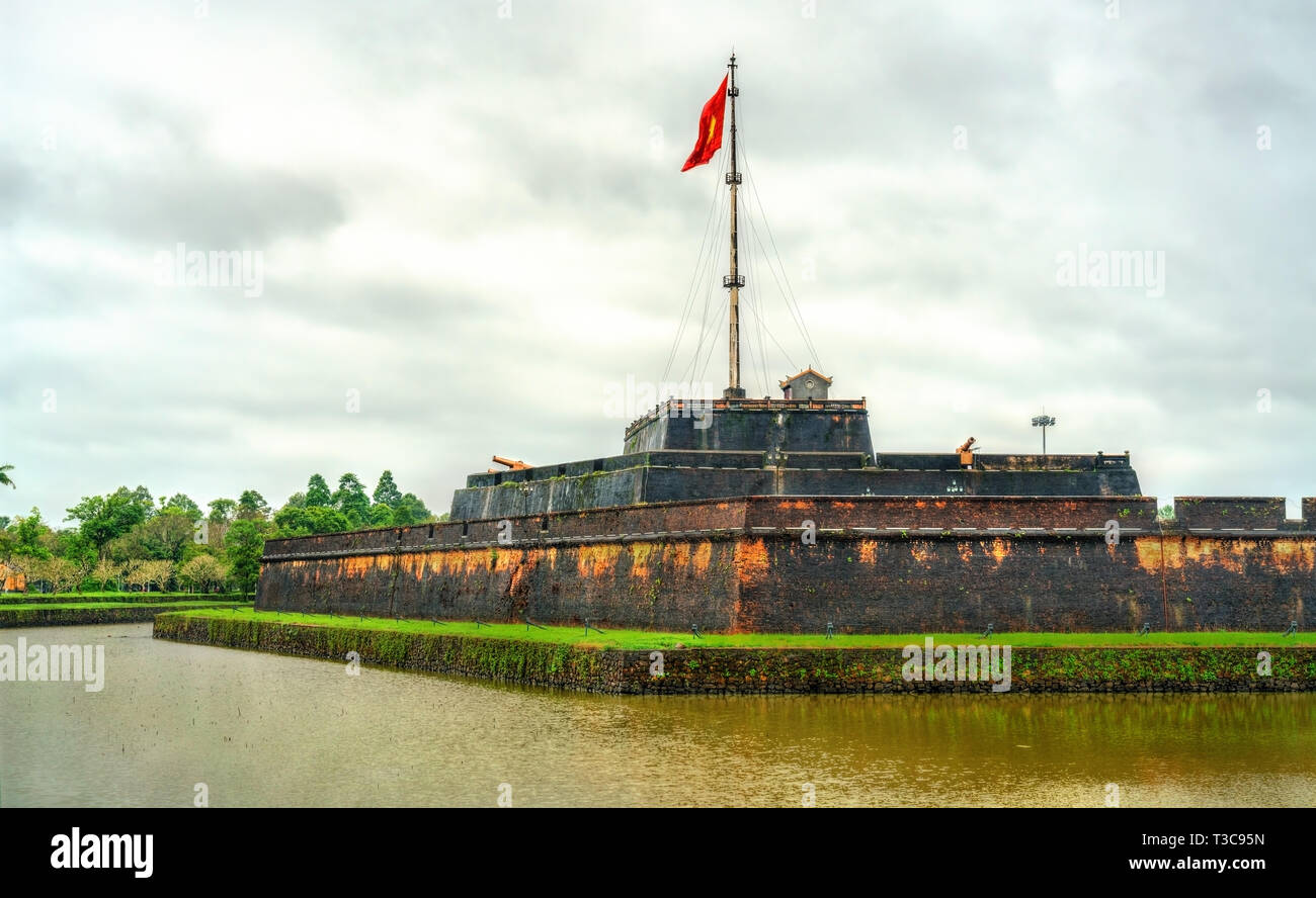 Bandiera torre presso la città imperiale di Hue, Vietnam Foto Stock