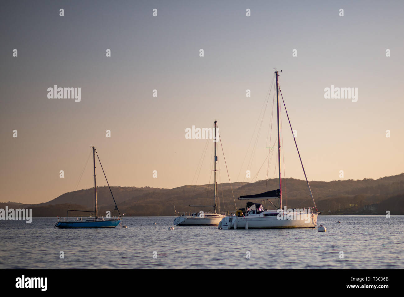Barche a vela sul lago di Windermere, Lake District - Inizio della primavera tramonto Marzo 2019 Foto Stock