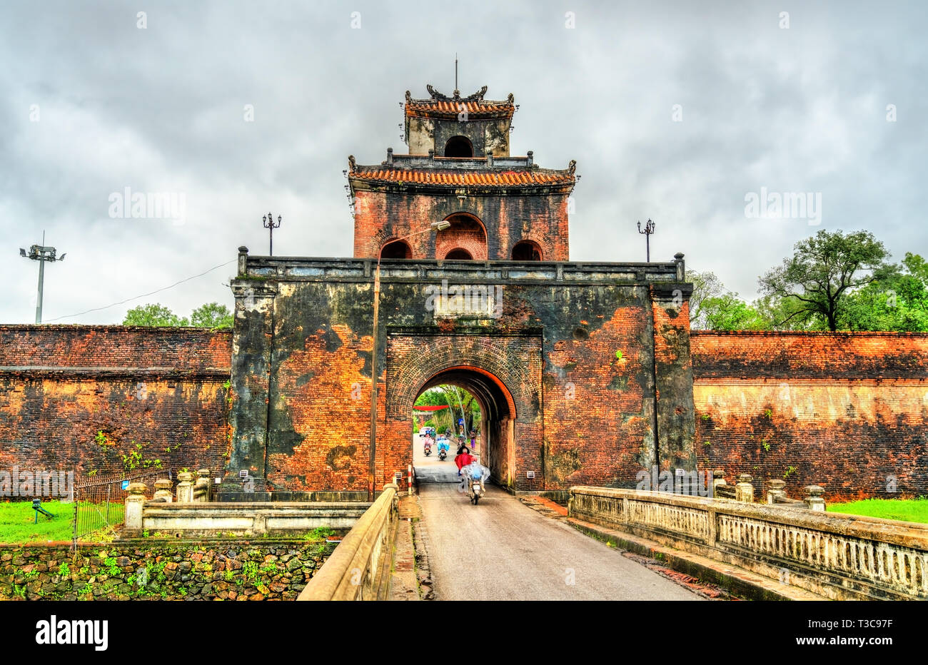 Ngan porta alla città imperiale di Hue, Vietnam Foto Stock