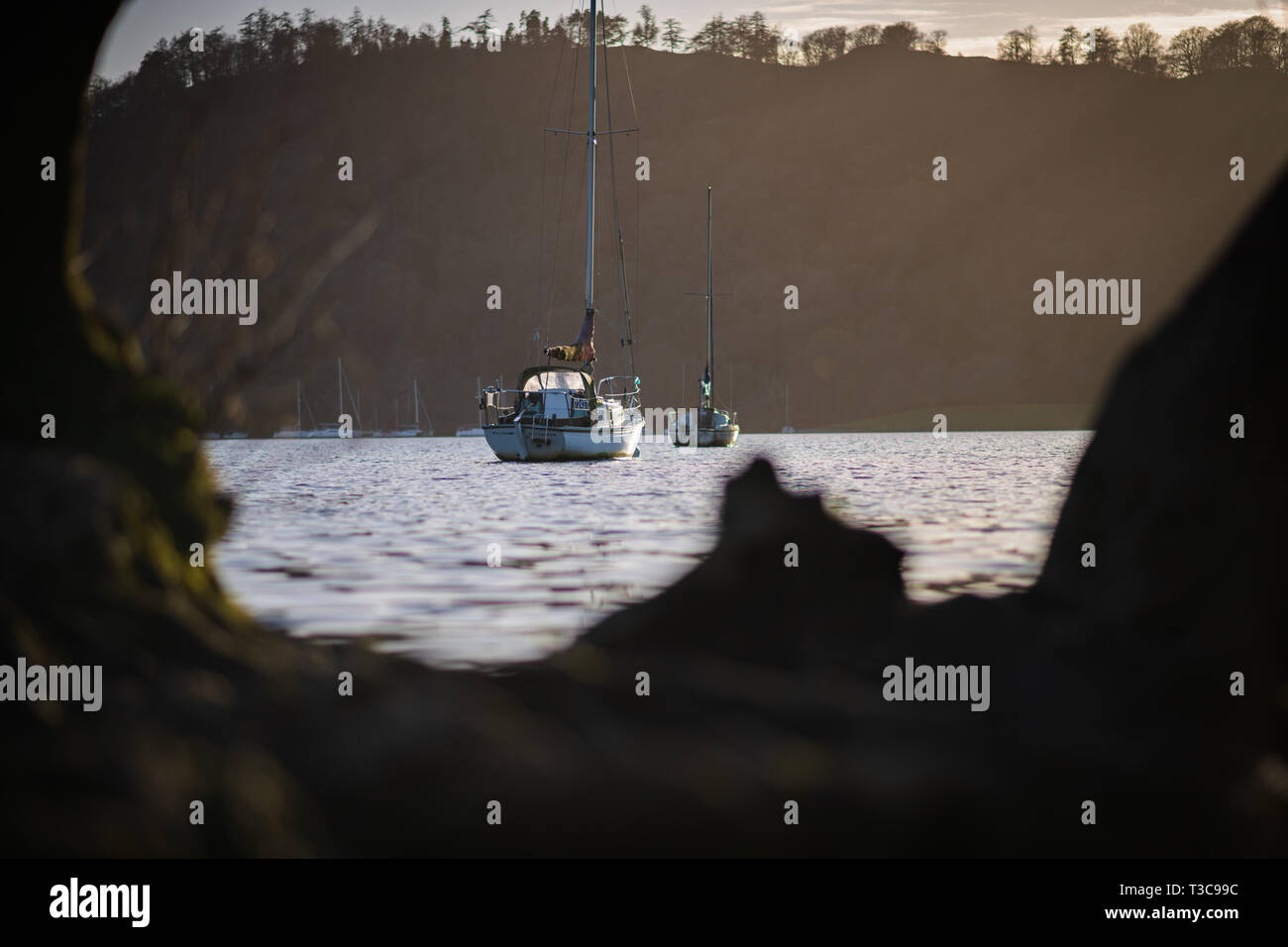 Barche a vela sul lago di Windermere, Lake District - Inizio della primavera tramonto Marzo 2019 Foto Stock