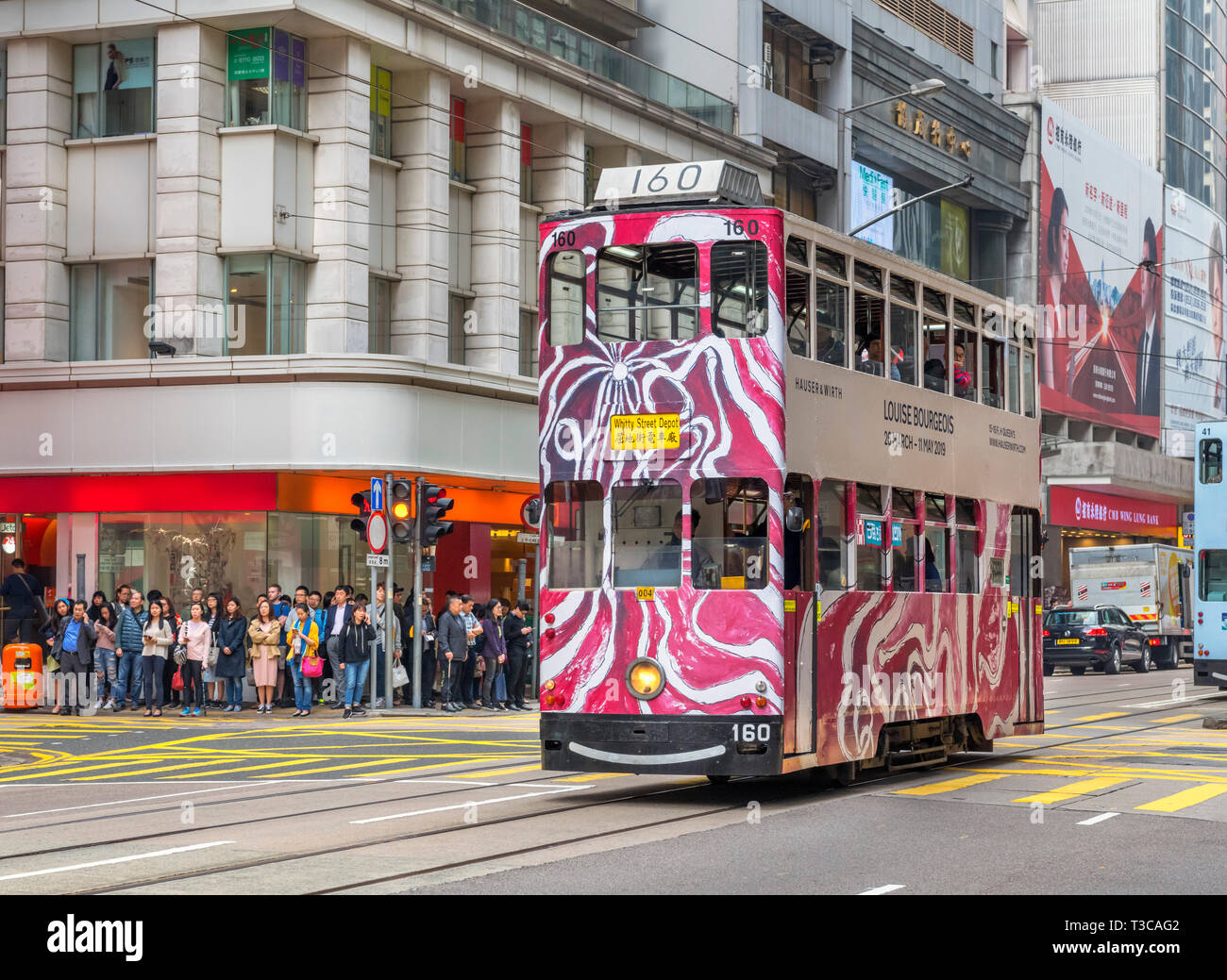 Hong Kong tram su Des Voeux Rd, il distretto centrale, Isola di Hong Kong, Hong Kong, Cina Foto Stock