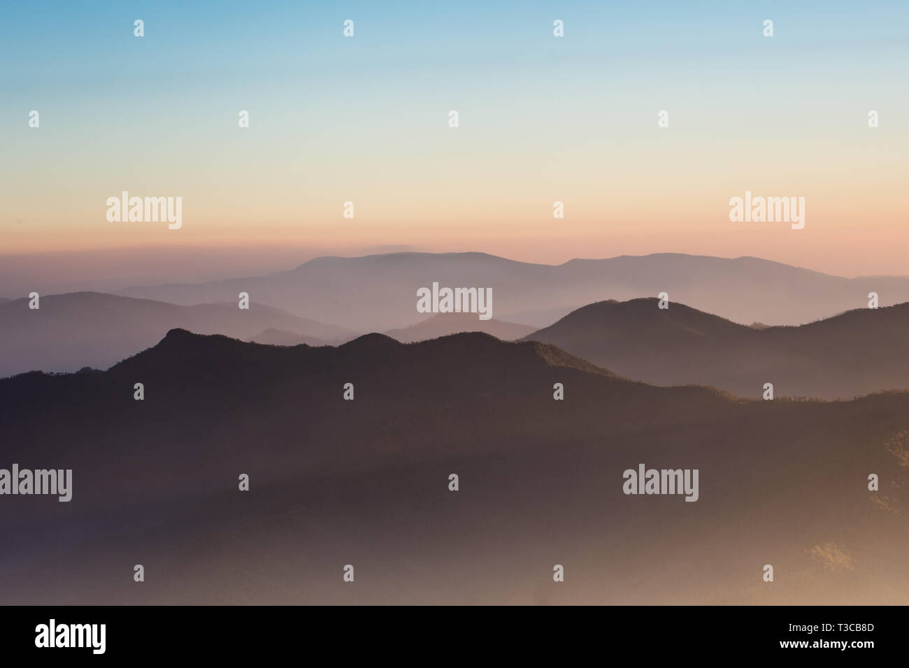 La vista al tramonto dalla cima del Monte Buller oltre le Alpi vittoriana in stile vittoriano paese alto, Australia Foto Stock