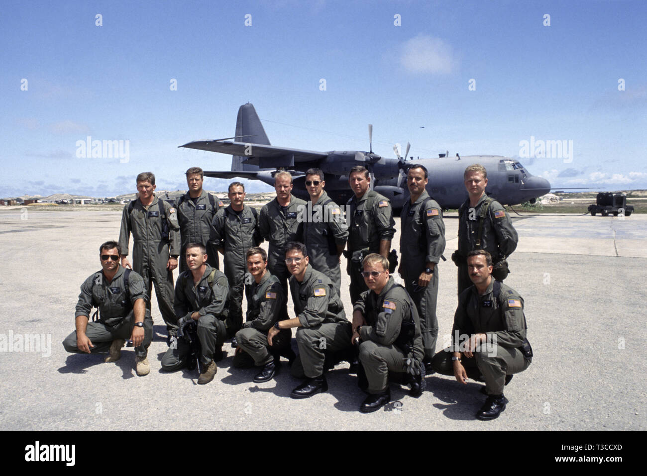 Il 30 ottobre 1993 A USAF air equipaggio con loro Lockheed AC-130H Spectre Gunship 'Attrazione fatale' all aeroporto di Mogadiscio, Somalia. Foto Stock