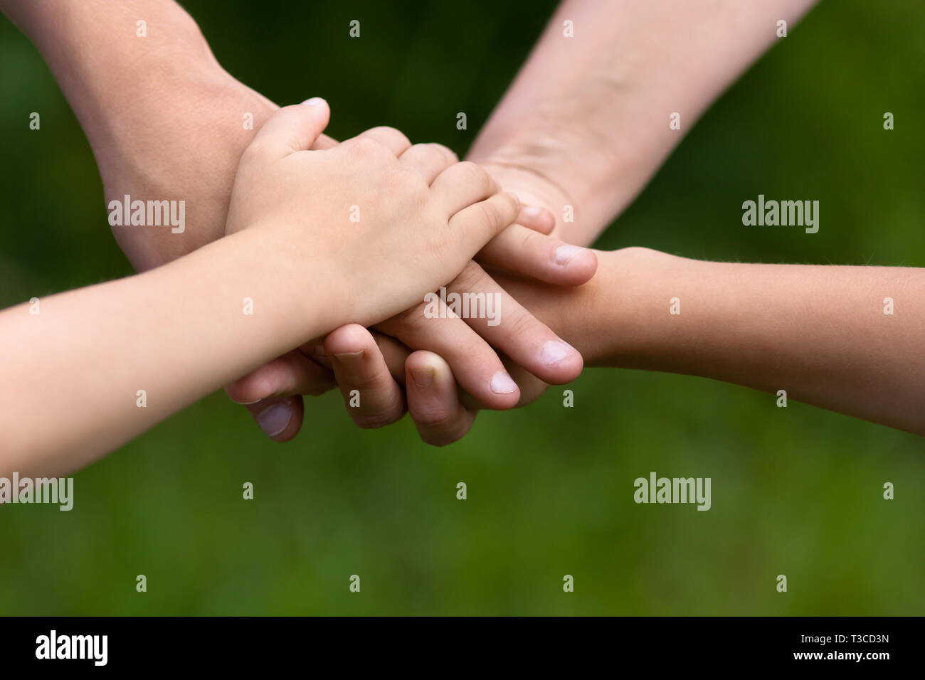 Le mani del padre, madre e figli insieme, la famiglia e il lavoro di squadra concetto Foto Stock