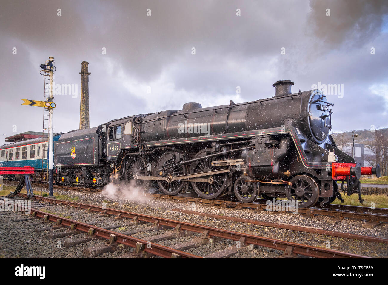 East Lancs ferroviaria gala vapore Feb 2015. Ferrovie britanniche Standard Classe 5 n. 73129 è conservato il British locomotiva a vapore. È l'unica superstite Foto Stock