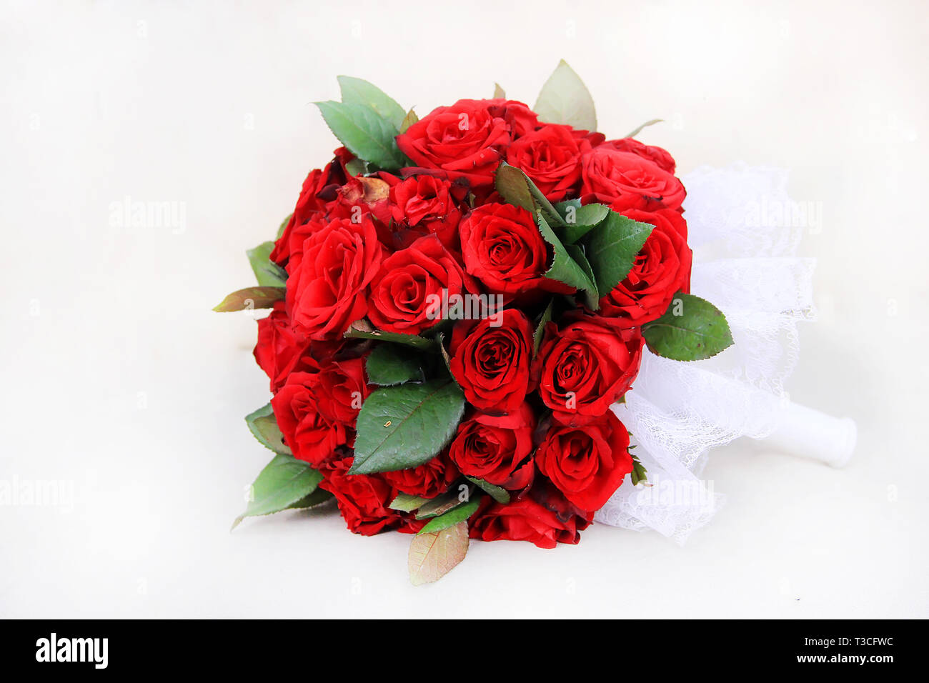 Mano mazzo di rose rosse per le spose Foto Stock