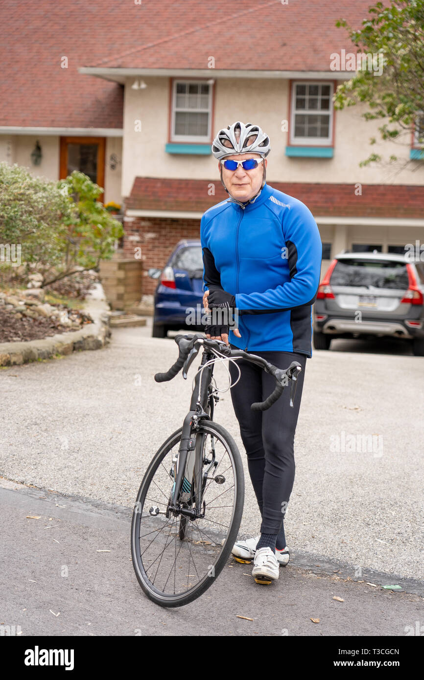 60 enne maschio nel suo vestito in bicicletta Foto Stock