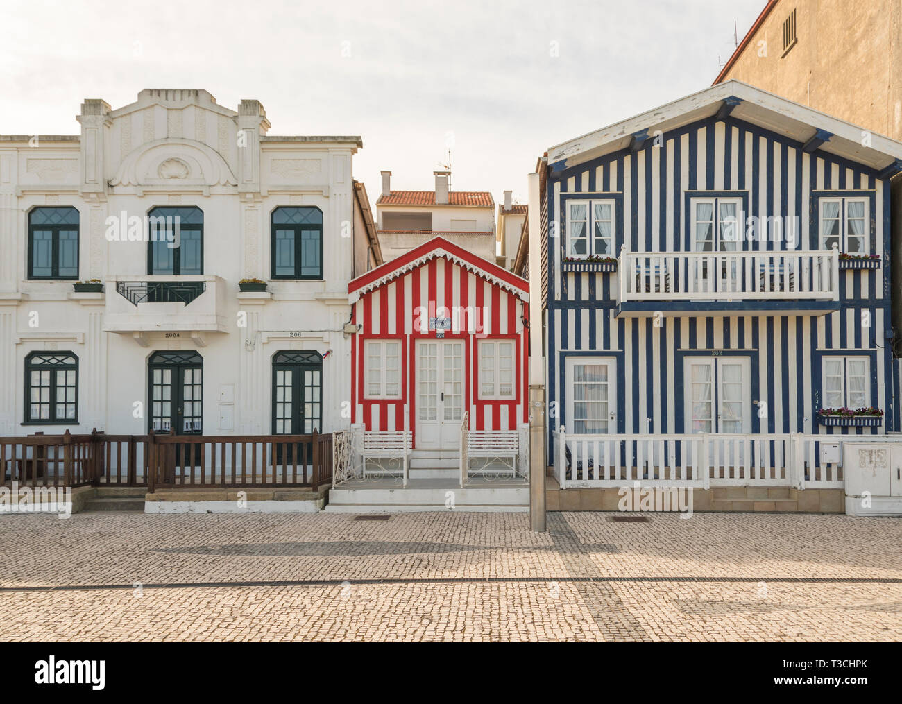 Il Candy striped case sulla spiaggia di Costa Nova, Aveiro, Portogallo Foto Stock