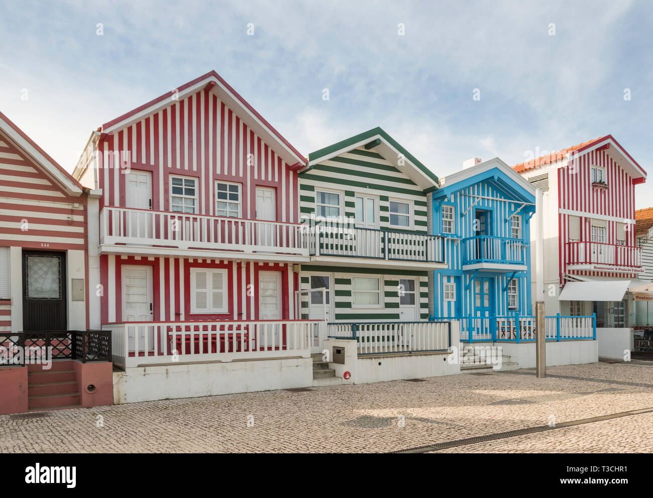 Il Candy striped case sulla spiaggia di Costa Nova, Aveiro, Portogallo Foto Stock