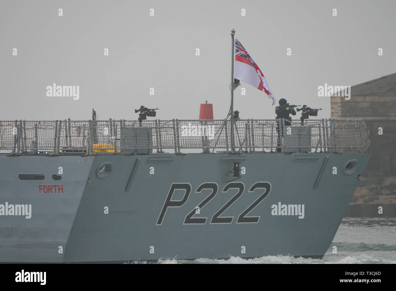 Un marinaio dall'equipaggio di HMS via sembra essere controllo del mirino telescopico sul suo SA80 fucile da assalto come la nave lascia il Portsmouth, Regno Unito su 8/4/19. Foto Stock