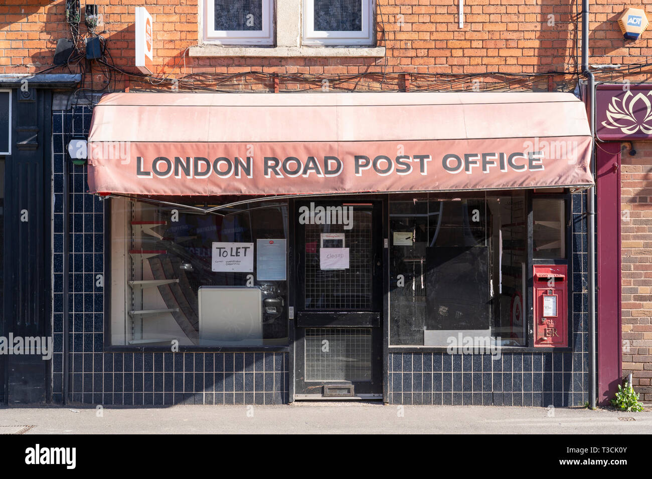 Un ufficio postale che ha chiuso ed è disponibile per il noleggio su London Road a Worcester, Inghilterra, Regno Unito Foto Stock