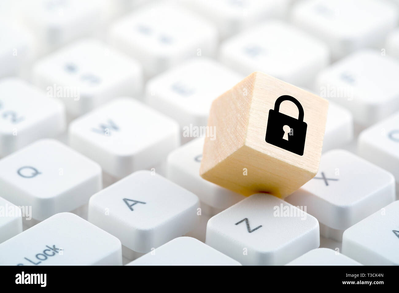 Blocco di legno con blocco grafico sulla tastiera del computer. Computer Security concetto. Foto Stock