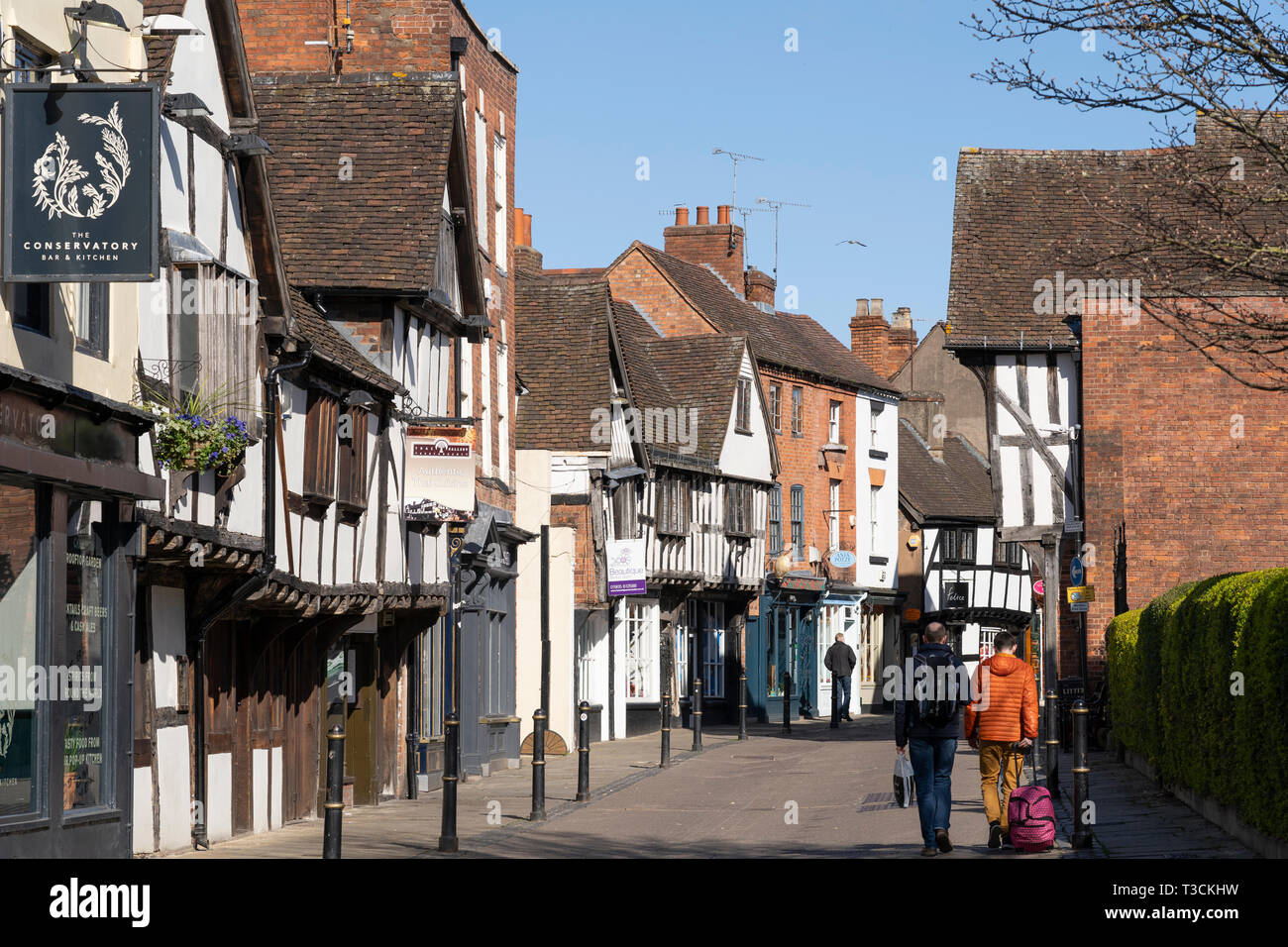 La storica Friar Street è medievale e la strada più antica e graziosa di Worcester, qui fiancheggiata da case Tudor a metà legno. Inghilterra, Regno Unito Foto Stock