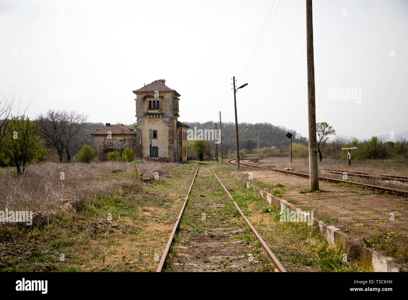 Abbandonata la stazione ferroviaria, la vecchia stazione ferroviaria e dalla stazione ferroviaria, in Knizhovnik, Bulgaria. Foto Stock