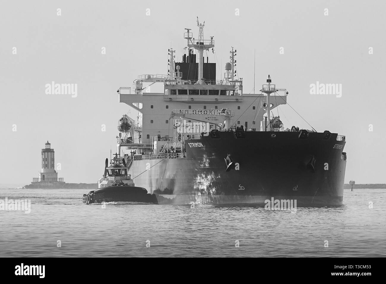 Foto in bianco e nero della sostanza chimica/OLIO PRODOTTI PETROLIERA STRIMON, assistita da rimorchiatori, entrando nel porto di Los Angeles, California. Stati Uniti d'America. Foto Stock