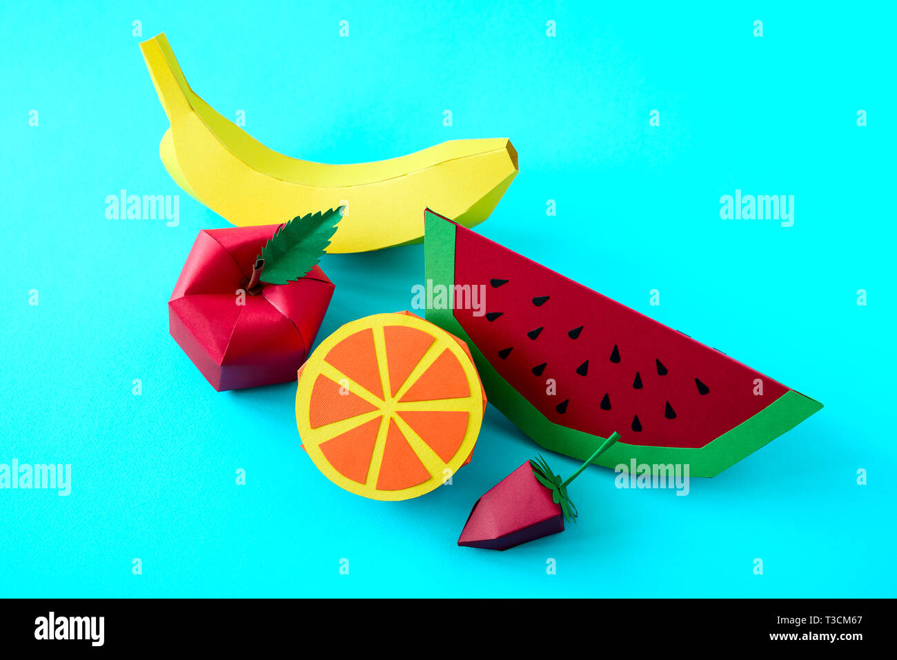 Apple, fragola, banana, arancione e il cocomero costituito da carta su sfondo blu. Frutta fresca. Il minimo, creative vegan, sano o arte cibo conce Foto Stock